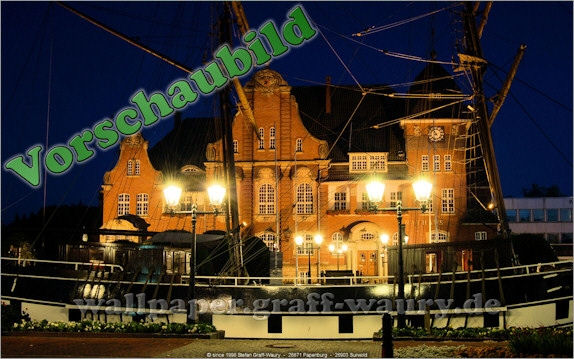 Vorschau zum kostenlosen, lizensierten Wallpaper-Bild: Papenburg - das Rathaus bei Nacht